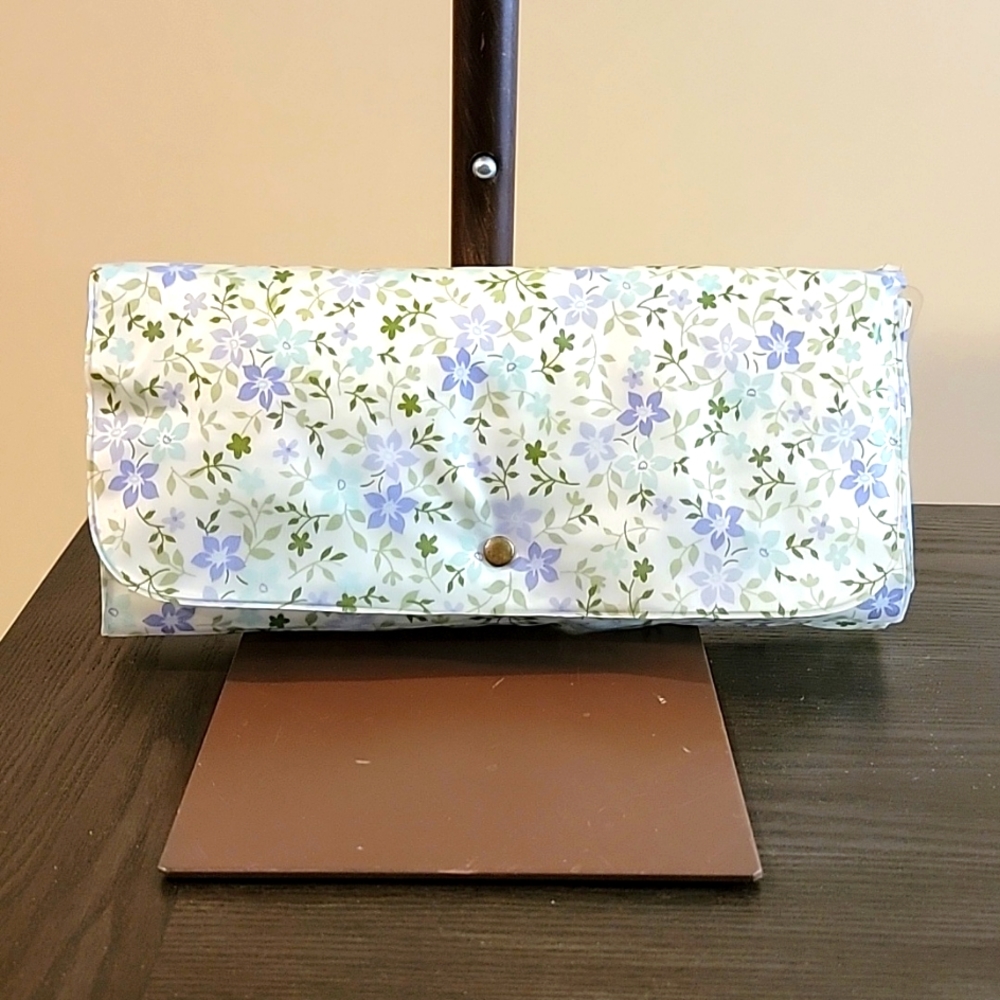 Vintage Celebrity Toiletry Kit 1960s Mod Purple and Blue Floral NWT.